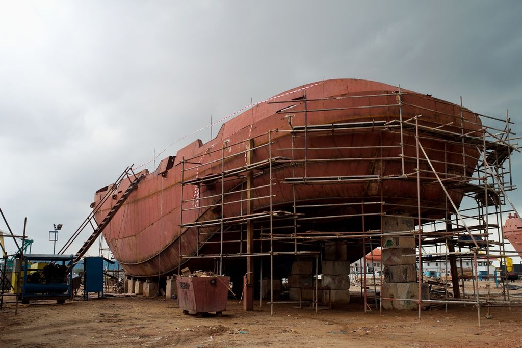 Sebuah kapal tengah dikerjakan di Galangan Citra Shipyard, Batam, Kepulauan Riau, Jumat (18/10/2019). 