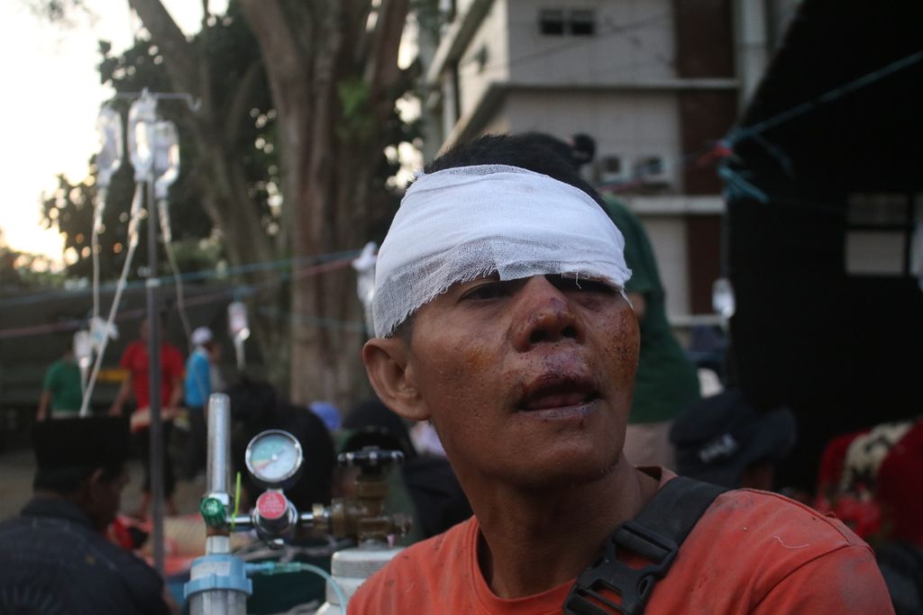 Salah satu pasien korban gempa, mendapatkan perawatan di halaman Rumah Sakit Umum Daerah Sayang, Cianjur, Jawa Barat, Senin (21/11/2022).
