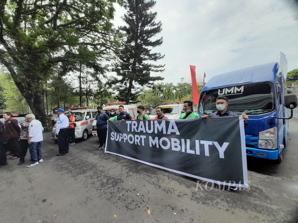 The "Trauma Support Mobility" team that will help the victims of the Kanjuruhan Tragedy, at the University of Muhammadiyah Malang, Malang, East Java, Thursday (6/10/2022).