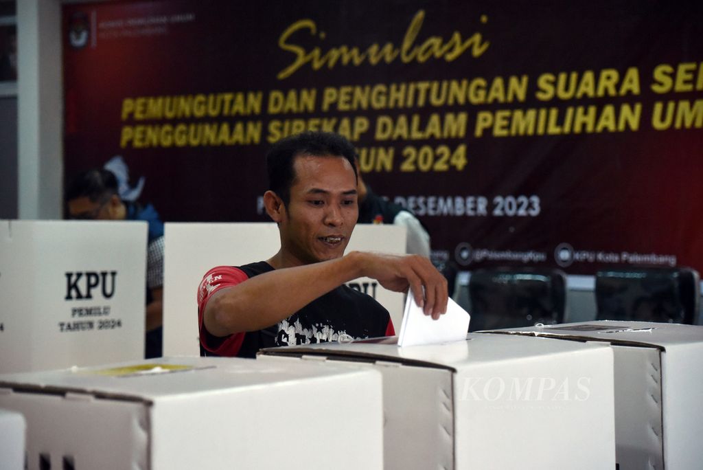 Proses simulasi pemungutan suara untuk Pemilu 2024 yang diselenggarakan Komisi Pemilihan Umum (KPU) Palembang di Palembang, Sumatera Selatan, Senin (25/12/2023). Penggunaan aplikasi Sirekap menjadi perhatian utama KPU Palembang saat melaksanakan simulasi pemungutan suara Pemilu 2024.