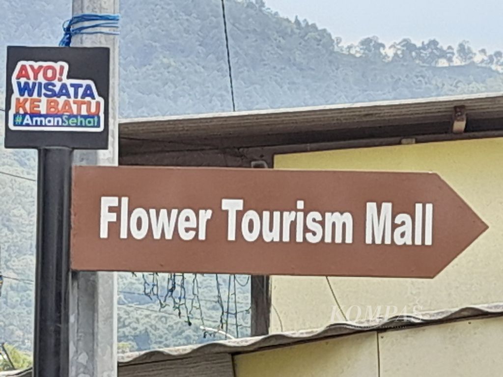 Papan penunjuk arah ke Mal Bunga Sidomulyo terpampang di salah satu perempatan di kawasan sentra bunga Desa Sidomulyo, Kecamatan Bumiaji, Kota Batu, Jawa Timur,  Senin (11/4/2022).