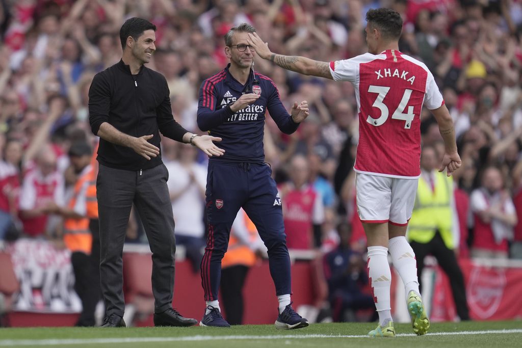 Granit Xhaka (kanan) menghampiri Manajer Arsenal Mikel Arteta (kiri) usai mencetak gol kedua timnya ke gawang Wolverhampton pada laga pekan terakhir Liga Inggris di Stadion Emirates, London, Minggu (28/5/2023). Xhaka mencetak dua gol dan Arsenal menang, 5-0. 