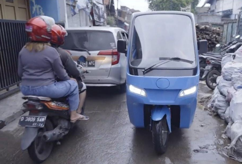Kendaraan listrik roda tiga bernama E-Trike, karya Institut Teknologi Bandung siap dikomersialkan PT Allied Harvest Indonesia. Kendaraan yang pertama kali diriset pada 2016 ini mulai diproduksi 2022.