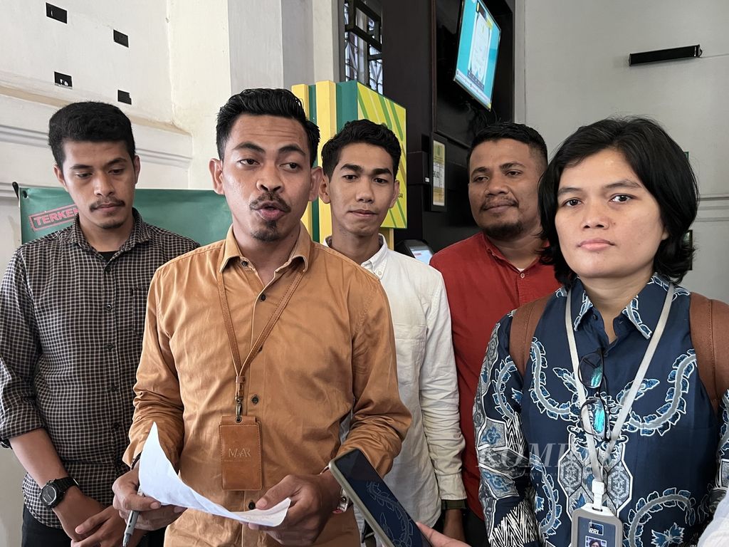 Tim penasihat hukum enam media di Makassar yang digugat Rp 100 triliun memberikan keterangan pers seusai sidang putusan di Pengadilan Negeri Makassar, Makassar, Sulsel, Rabu (14/9/2022). Mereka menyebut putusan hakim yang memenangkan mereka adalah bentuk pengakuan negara pada kebebasan pers.