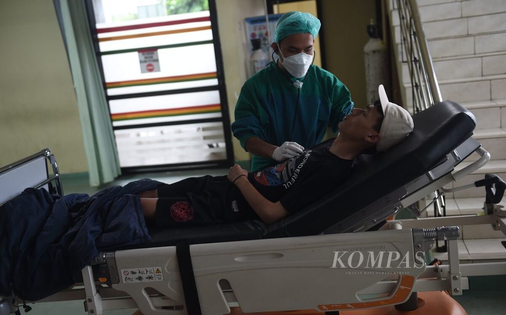Salah satu korban kerusuhan Stadion Kanjuruhan, Akmal, menjalani pemeriksaan di RSUD Kanjuruhan, Kabupaten Malang, Jawa Timur, Senin (3/10/2022). Setelah sempat pulang, Akmal kembali dibawa ke rumah sakit akibat mengeluhkan sesak nafas dan dada sakit jika bernafas. 