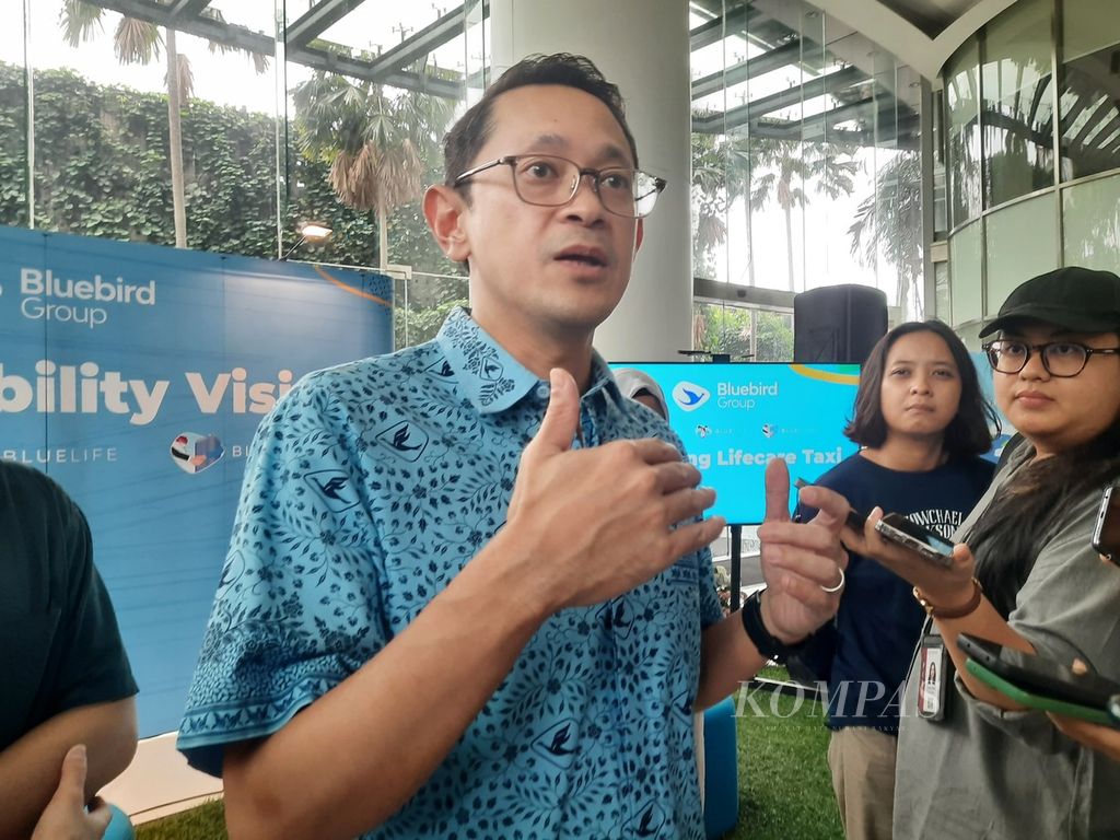 Direktur Utama PT Blue Bird Tbk Adrianto Djokosoetono menjawab pertanyaan awak media di Gedung Blue Bird, Jakarta, Kamis (25/4/2024).