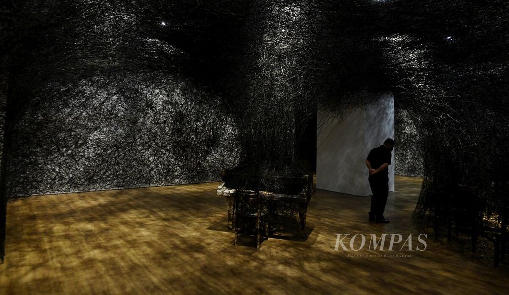Instalasi berjudul "In Silence" karya perupa asal Jepang Chiharu Shiota dipamerkan di Museum MACAN (Modern and Contemporary Art in Nusantara), Jakarta, Jumat (25/11/2022). 