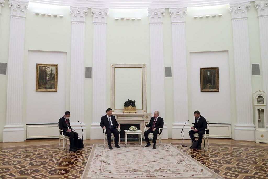 Presiden China Xi Jinping dan Presiden Rusia Vladimir Putin berbicara empat mata pada pertemuan di Kremlin, Moskwa, Rusia, Senin (20/3/2023). (Sergei Karpukhin, Sputnik, Kremlin Pool Photo via AP)