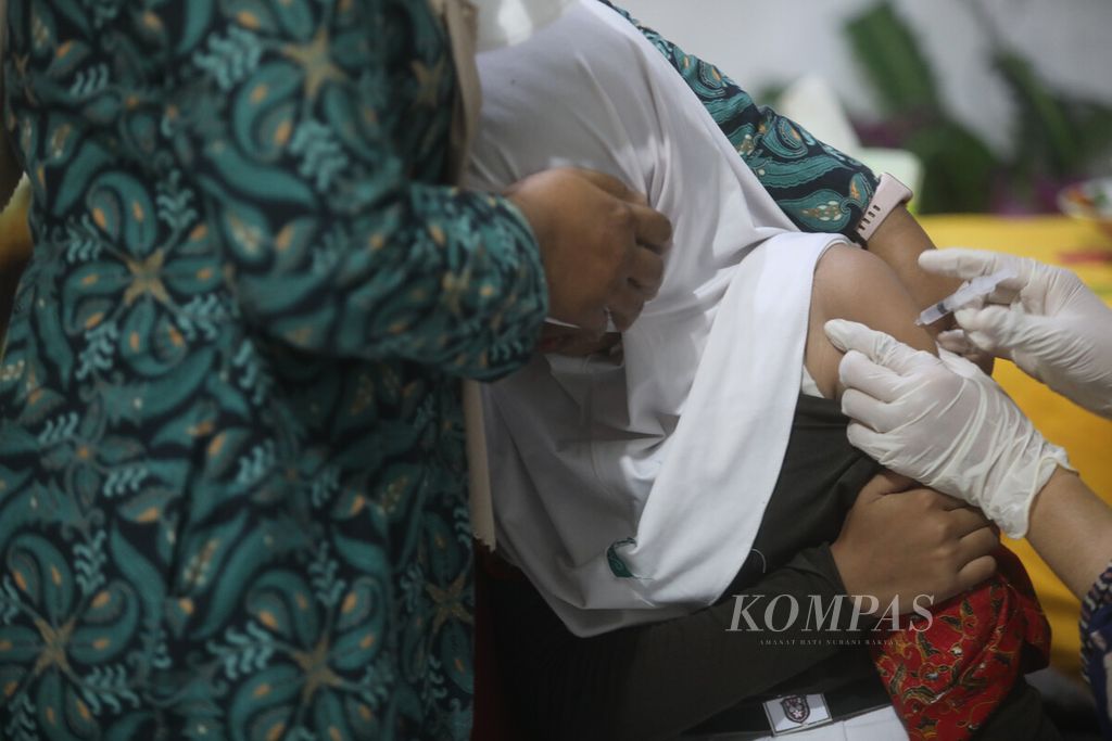 Tenaga medis Puskesmas Cakung memberikan suntikan imunisasi HPV saat pelaksanaan program imunisasi pada anak usia sekolah dasar atau disebut BIAS (Bulan Imunisasi Anak Sekolah) di SD Negeri 02 Pulogebang, Jakarta Timur, Kamis (10/8/2023). 