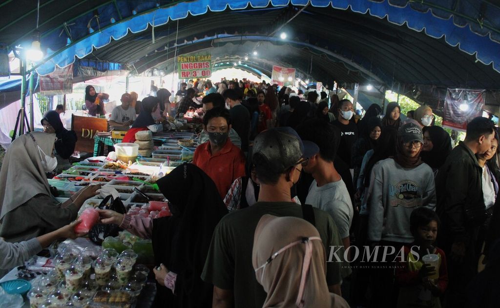 Ratusan orang hadir di Pasar Ramadhan di Yos Sudarso, Kota Palangkaraya, Kalteng, Kamis (23/3/2023). Setidaknya sembilan pasar wadai digelar di Palangkaraya, ratusan pedagang dan pelaku UMKM ikut ambil bagian dari <i>event</i> tersebut.