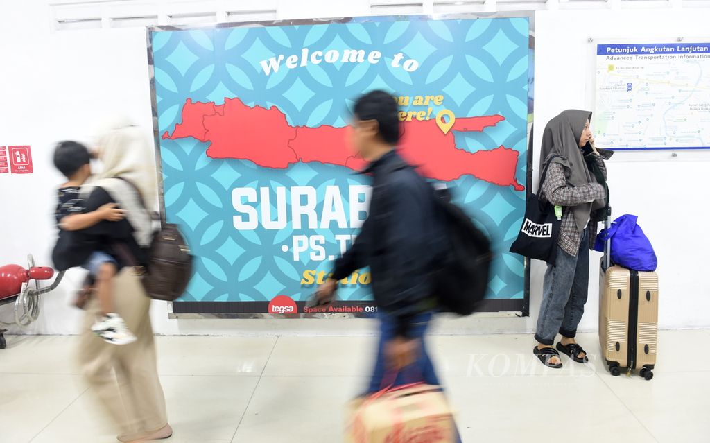 Penumpang KA Kertajaya dari Jakarta tiba di Stasiun Pasar Turi, Surabaya, Jawa Timur, Minggu (30/4/2023) pagi. Seiring ibur Lebaran berakhir, Surabaya menghadapi kaum pendatang yang ingin mengadu nasib menjadi lebih baik.