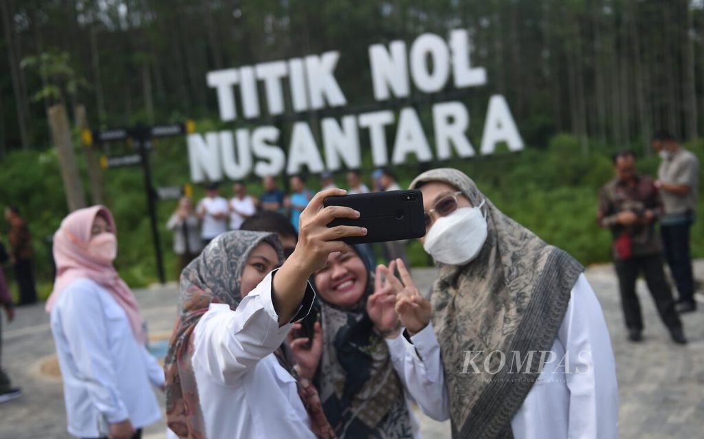 Pengunjung berfoto bersama di Titik Nol Ibu Kota Negara (IKN) Nusantara di Kecamatan Sepaku, Kabupaten Penajam Paser Utara, Kalimantan Timur, Kamis (28/7/2022). 