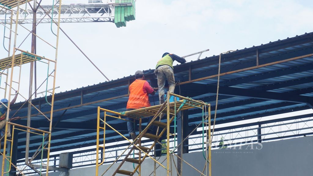 Para pekerja mengecek atap yang baru saja dipasang di Lapangan Tenis Manahan, Kota Surakarta, Jawa Tengah, Jumat (17/6/2022). Lapangan tersebut menjadi salah satu arena pertandingan yang akan digunakan untuk ASEAN Para Games 2022. Semua arena pertandingan ditargetkan rampung direnovasi pada 20 Juli 2022.