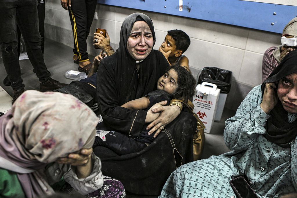 Anak-anak Palestina yang terluka terbari di RS Al-Shifa setelah serangan udara Israel di Jalur Gaza, Selasa (17/10/2023). 