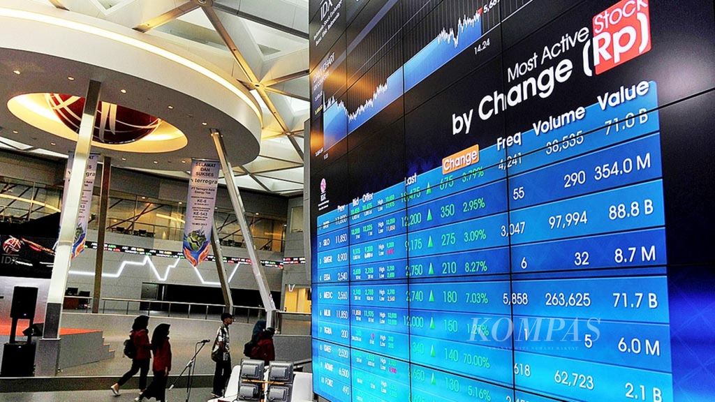 Informasi pergerakan saham terpantau melalui layar di Bursa Efek Indonesia, Jakarta, Selasa (16/5/2018).