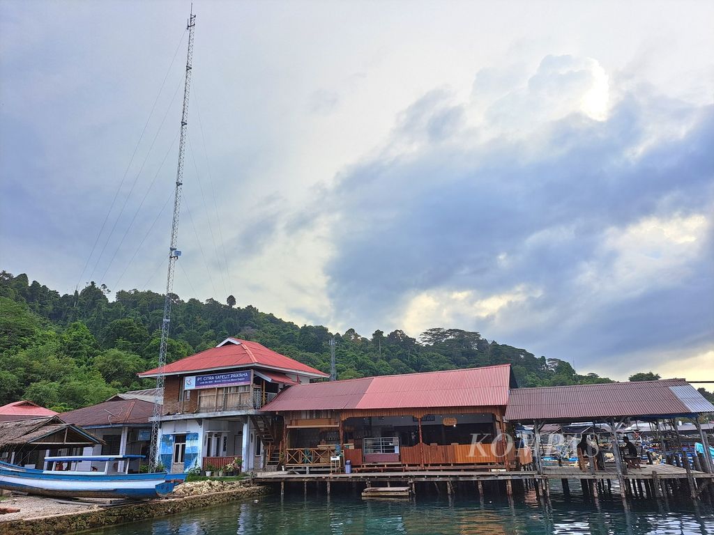 Menara internet radio Wi-Fi berbayar milik PT Citra Satelit Pratama di Desa Sikakap, Kecamatan Sikakap, Kepulauan Mentawai, Sumatera Barat, Kamis (22/6/2023). Wi-Fi berbayar dari internet satelit/radio merupakan satu-satunya cara mengakses internet di Sikakap, pusat perdagangan tertua di Kepulauan Mentawai. Jaringan operator Telkomsel cuma "E" atau EDGE dan hanya dapat dipakai untuk sambungan telepon seluler.