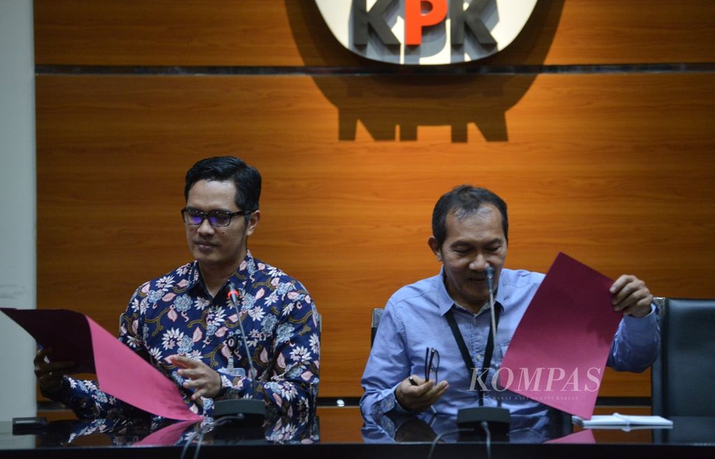 The Deputy Chairman of the Corruption Eradication Commission (KPK), Saut Situmorang (right), along with KPK spokesperson Febri Diansyah, are preparing to give a press statement regarding the development of a corruption case involving the Drinking Water Supply System (SPAM) project at the Ministry of Public Works and Housing (PUPR) at the KPK Red and White Building in Jakarta on Wednesday, September 25, 2019.