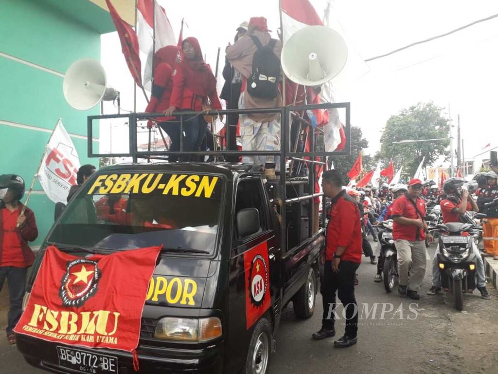 Buruh dari berbagai federasi berunjuk rasa di depan kantor Pemerintah Provinsi Lampung, Rabu (21/8/2019), di Bandar Lampung.