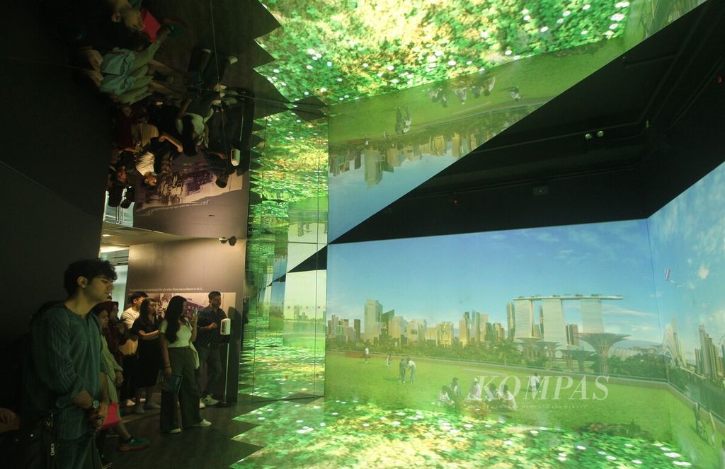 Peserta program kunjungan jurnalis oleh Singapore International Foundation (SIF) menyaksikan pemetaan video Singapura di Singapore City Gallery, Selasa (10/10/2023).