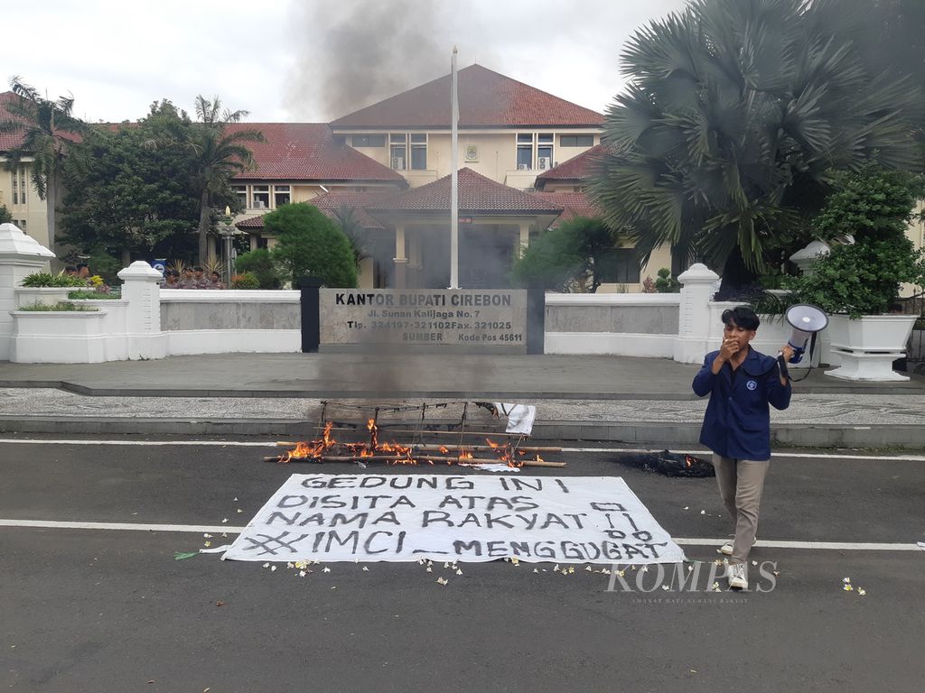 Sejumlah mahasiswa yang tergabung dalam Ikatan Mahasiswa Cirebon Indonesia menggelar aksi unjuk rasa di depan Kantor Bupati Cirebon, Jawa Barat, Senin (8/5/2023). Mereka menuntut pemkab segera memperbaiki jalan rusak di Cirebon.
