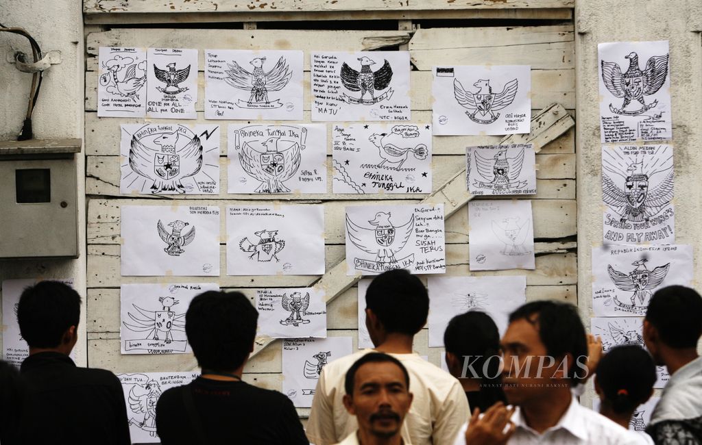 Sejumlah gambar lambang negara Republik Indonesia, Garuda Pancasila, digambarkan para pengunjung Braga Festival 2008 di Bandung (30/12/2008). Hasil karya ini diprakarsai seniman Nanang R Hidayat yang menemukan adanya keberagaman persepsi warga masyarakat terhadap bentuk lambang negara.