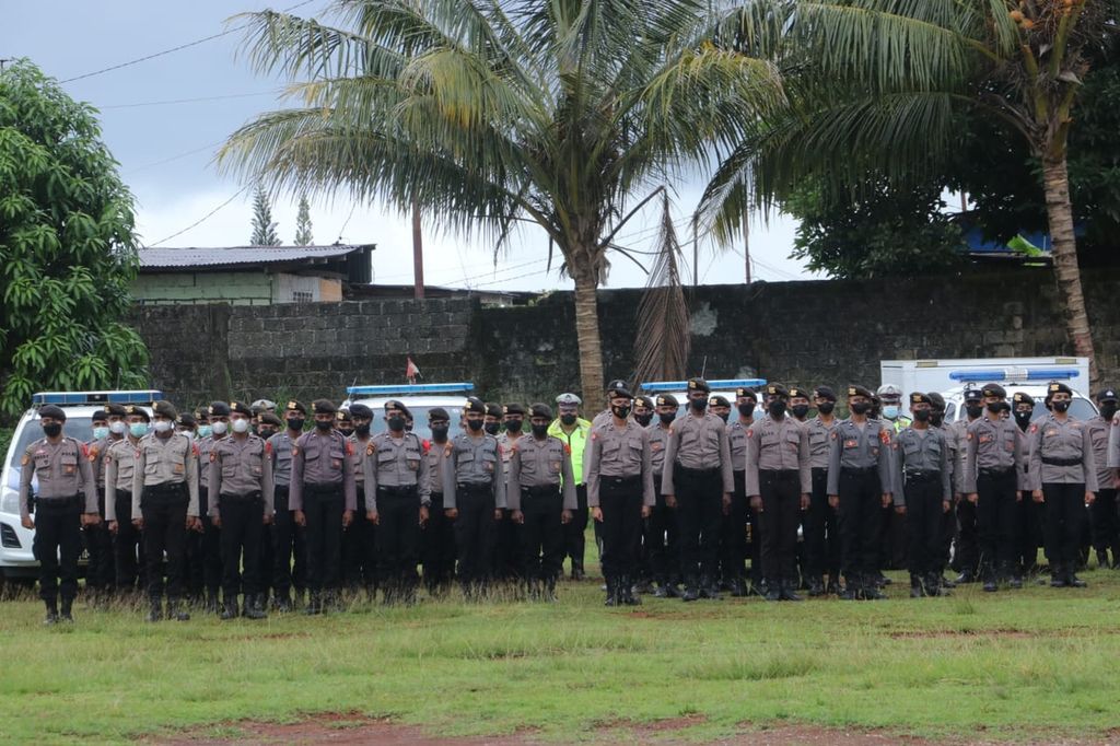 Gelar pasukan Operasi Ketupat Cartenz 2022 di Jayapura, Papua, Jumat (22/4/2022). Total 1.426 personel Polri yang diterjunkan untuk pengamanan perayaan Idul Fitri 1443 Hijriah di Papua.