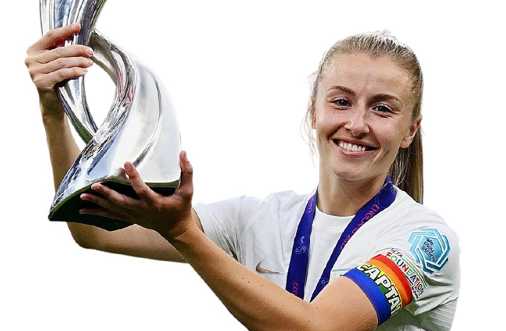 Kapten timnas sepak bola putri Inggris, Leah Williamson, mengangkat trofi juara Piala Eropa Putri 2022, di Wembley, London, Minggu (31/7/2022).