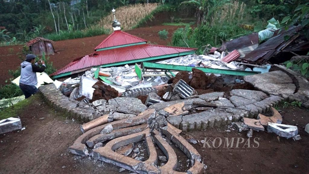Mushala Al Muhaimin di Desa Kasinoman, Kecamatan Kalibening, Banjarnegara, Jateng, roboh akibat gempa M 4,4 pada 18 April 2018.