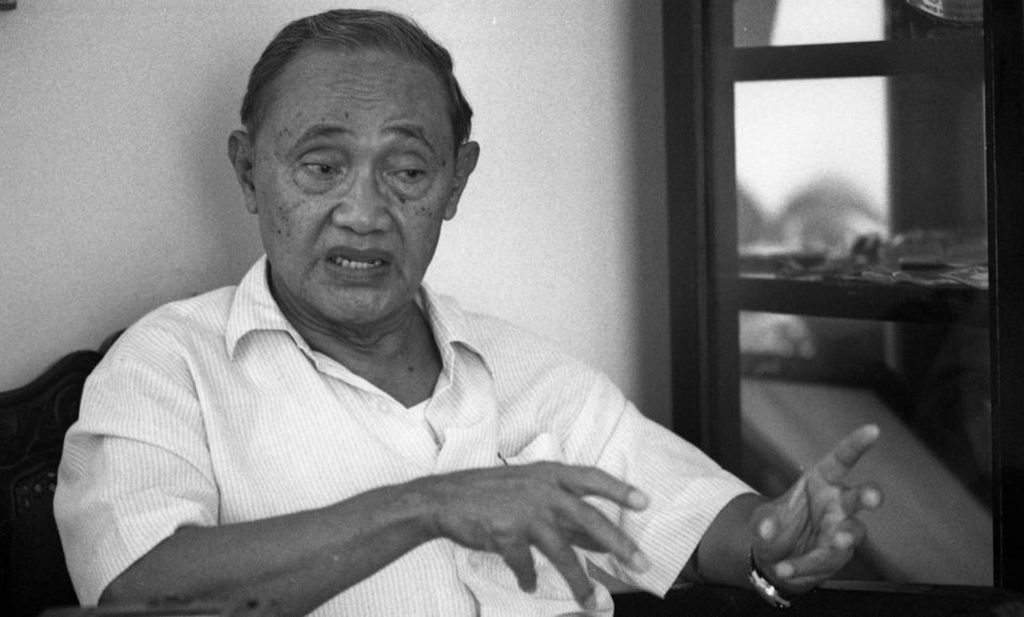 KOMPAS/JB SURATNOProf Dr Poorwo Soedarmo, perintis utama Ilmu Gizi Indonesia, (6/7/1981).