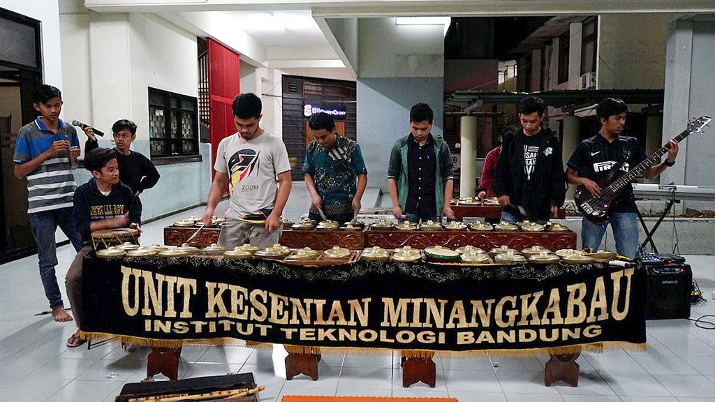 Mahasiswa Institut Teknologi Bandung yang bergabung dalam Unit Kesenian Minangkabau menjadikan talempong sebagai perekat persaudaraan. Mereka rutin berlatih seperti pada Rabu (14/2/2018).