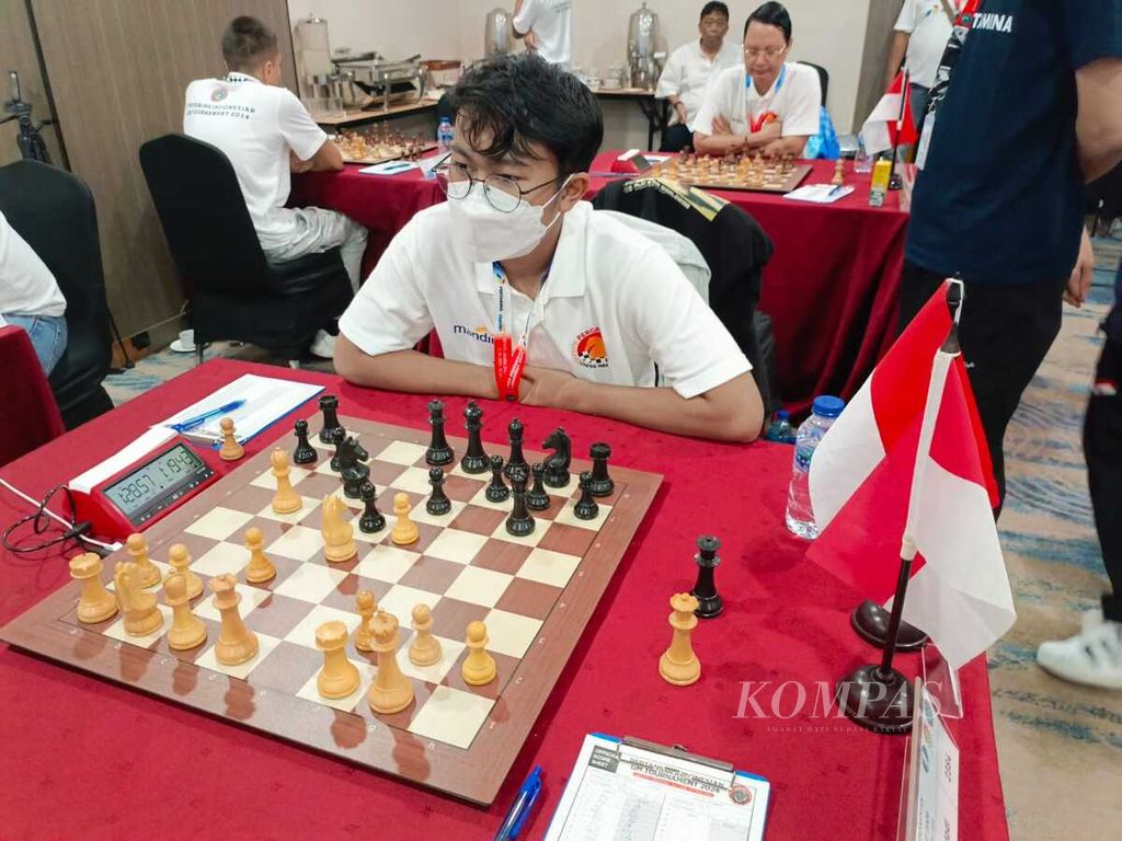 Chess player IM Aditya Bagus Arfan competed against IM Azarya Jodi Setiyaki in the first round of the Pertamina Indonesia GM Tournament 2024 on Tuesday (23/4/2024) at the Artotel Hotel in Jakarta. Aditya came out as the winner of the match.