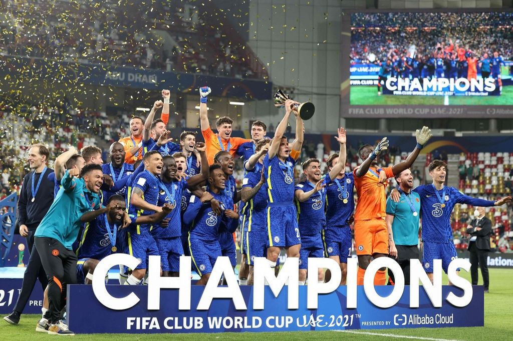 Para pemain Chelsea merayakan gelar juara Piala Dunia Antarklub 2021 seusai mengalahkan klub Brasil, Palmeiras, di Stadion Mohammed Bin Zayed, Abu Dhabi, Minggu (13/2/2022) dini hari WIB. Chelsea memenangi laga itu dengan skor 2-1. 