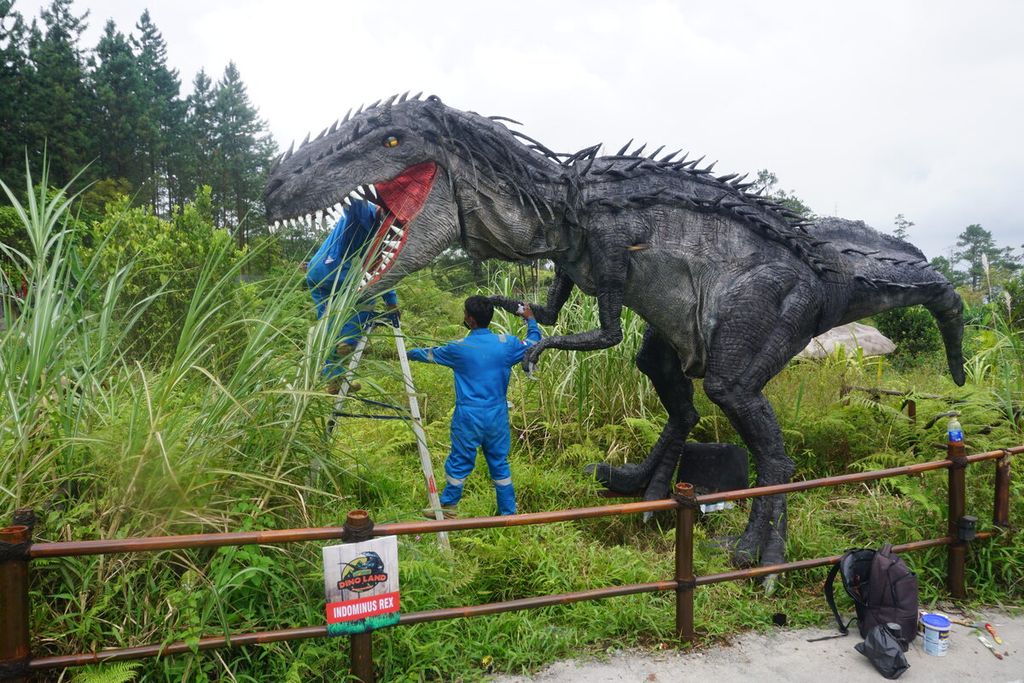 Petugas mengecat ulang dinosaurus di Desa Wisata Lembah Asri Serang di Kabupaten Purbalingga, Jawa Tengah, Kamis (28/4/2022).