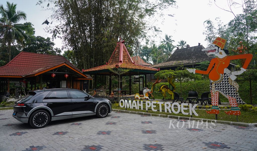 Suasana bagian depan Omah Petroek, Pakem, Sleman, Yogyakarta, Rabu (7/9/2022). Tempat rekreasi yang terletak di kawasan sebelah utara Kota Yogyakarta ini memberikan pengalaman seni, literasi, serta suasana hunian yang dekat dengan alam kepada setiap pengunjungnya. KOMPAS/RONY ARIYANTO NUGROHO 30-9-2022