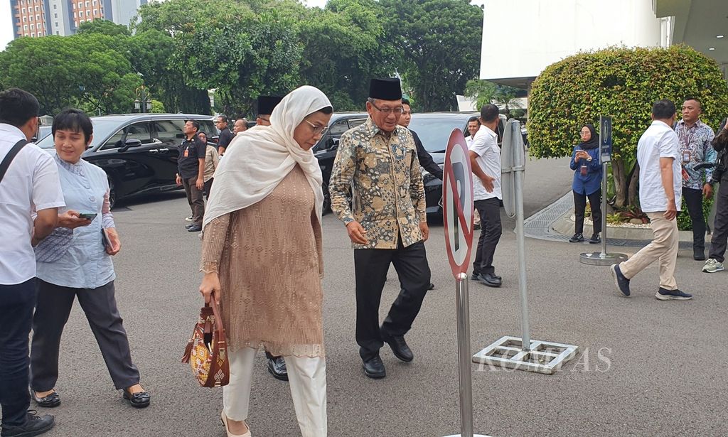 Menteri Keuangan Sri Mulyani Indrawati dan Menteri Energi dan Sumber Daya Mineral Arifin Tasrif tiba di Kompleks Istana Kepresidenan, Jakarta, Kamis (28/3/2024), untuk menghadiri buka puasa bersama Presiden Joko Widodo dan Wapres Maruf Amin.