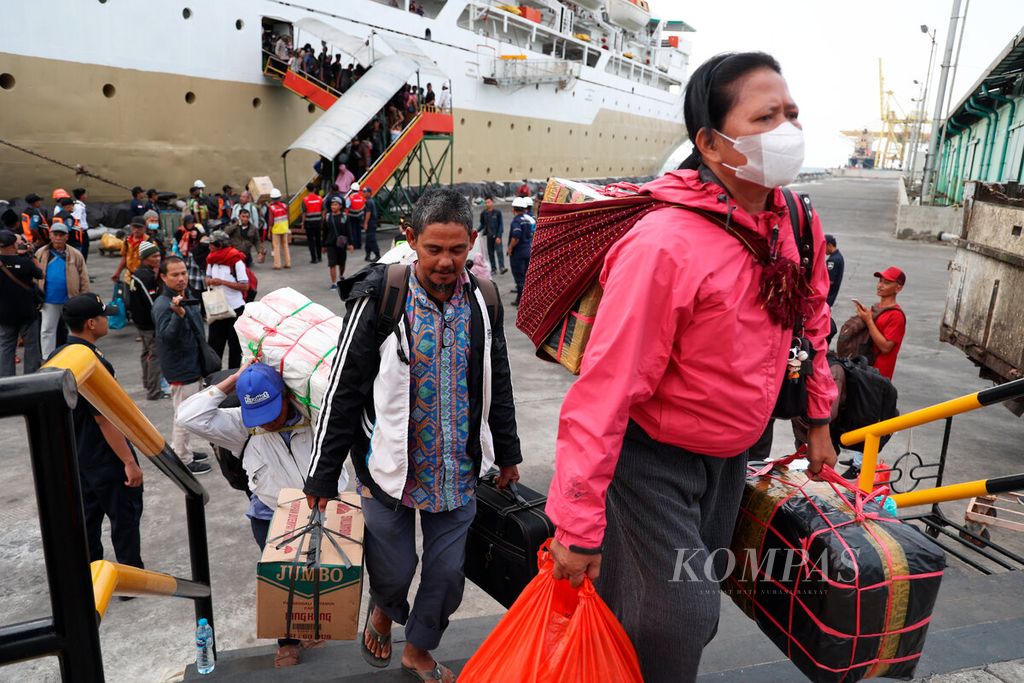Homecomers from Kalimantan who have started arriving by sea transportation, one of which is the Lawit Motor Boat at Tanjung Emas Port, Semarang City, Central Java, Tuesday (11/4/2023). Migrants from various regions in Kalimantan began to return to their hometowns, most of which were in Central Java.