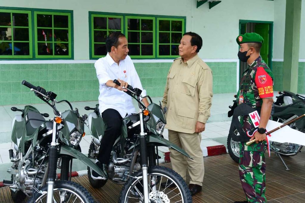 Presiden menyaksikan penyerahan 40 unit kendaraan bermotor dari Kementerian Pertahanan kepada Komando Distrik Militer (Kodim) 1503/Tual, Kabupaten Maluku Tenggara, Provinsi Maluku, Rabu (14/9/2022). 