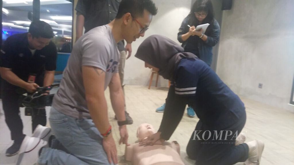 Para wartawan sejumlah media mengikuti pelatihan pertolongan pertama pada korban serangan jantung, Sabtu (9/2/2019).