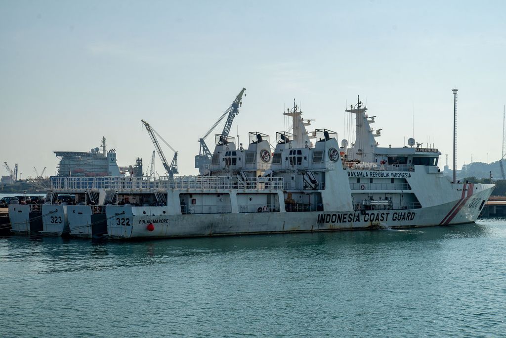 Kapal Negara (KN) Pulau Marore-322 dan KN Pulau Dana 323 sandar di Pelabuhan Batu Ampar, Batam, Kepulauan Riau, Senin (26/4/2021).