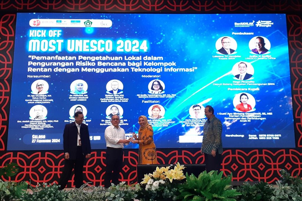 Deputi Bidang Perlindungan Hak Perempuan Kementerian PPPA Ratna Susianawatio (kedua dari kanan) menghadiri Kick Off MOST UNESCO 2024: ”Pemanfaatan Pengetahuan Lokal dalam Pengurangan Risiko Bencana bagi Kelompok Rentan dengan Menggunakan Teknologi Informasi”, di Jakarta, Selasa (27/2/2024).