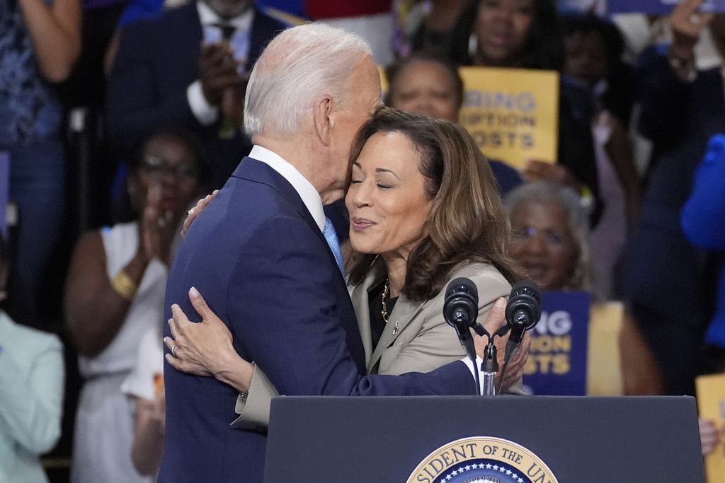 Presiden AS Joe Biden dan Wakil Presiden Kamala Harris berpelukan saat berbicara tentang upaya pemerintahan mereka untuk menurunkan biaya obat resep selama acara di Prince Georges Community College di Largo, Kamis (15/8/2024). 