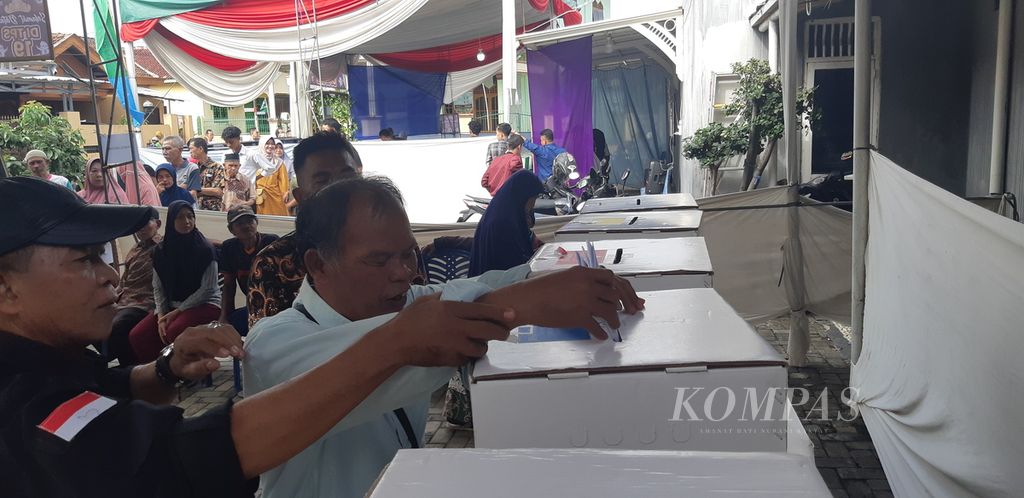 Pemilih disabilitas tunanetra memasukkan surat suara dengan bantuan petugas di TPS 19 Kelurahan Gunung Terang, Kecamatan Langkapura, Kota Bandar Lampung, pada Rabu (14/2/2024). 