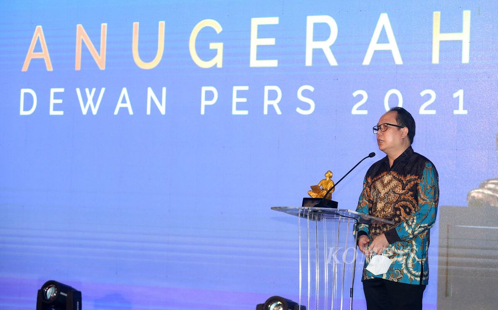 Pemimpin Redaksi Harian Kompas Sutta Dharmasaputra menerima Anugerah Dewan Pers 2021 kategori media siber untuk portal Kompas.id dalam ajang Anugerah Dewan Pers 2021 di Jakarta, Desember 2021. 