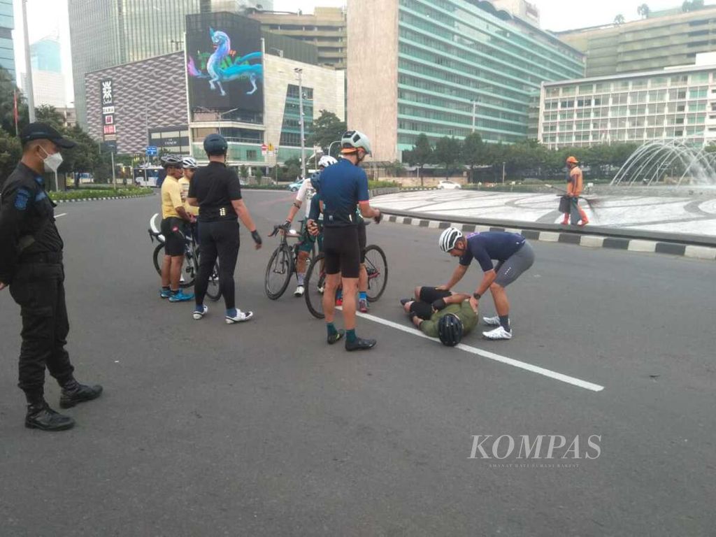 Ilustrasi. Kecelakaan tabrak lari terhadap seorang pesepeda di Bundaran Hotel Indonesia, Jakarta Pusat, Jumat (12/3/2021). Pelaku adalah seorang pemuda berinisial MDA (19) yang saat kejadian mengendarai mobil Mercedes-Benz.