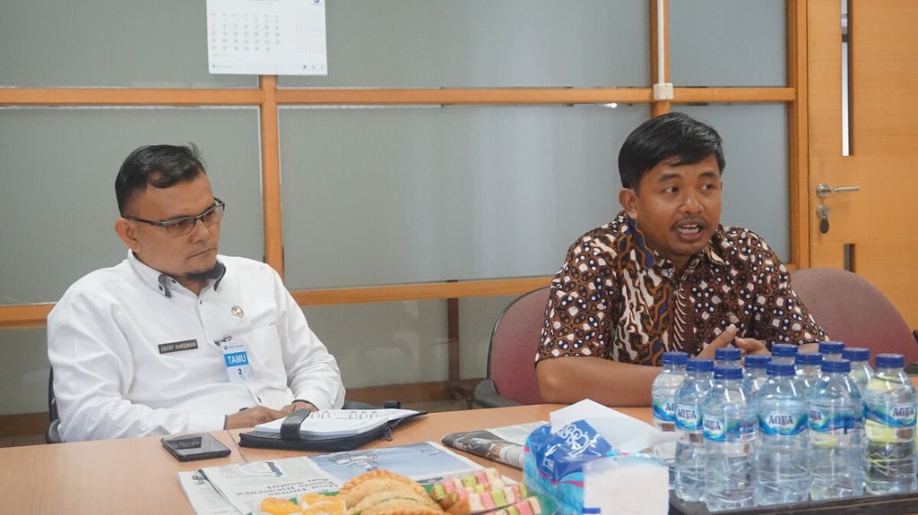 Komisioner KPU Jabar, Idham Holik, memaparkan persiapan pilkada di delapan Kabupaten dan Kota di Jawa Barat dalam kunjungannya ke Graha Kompas Gramedia, Bandung, Jawa Barat, Kamis (16/1/2020).