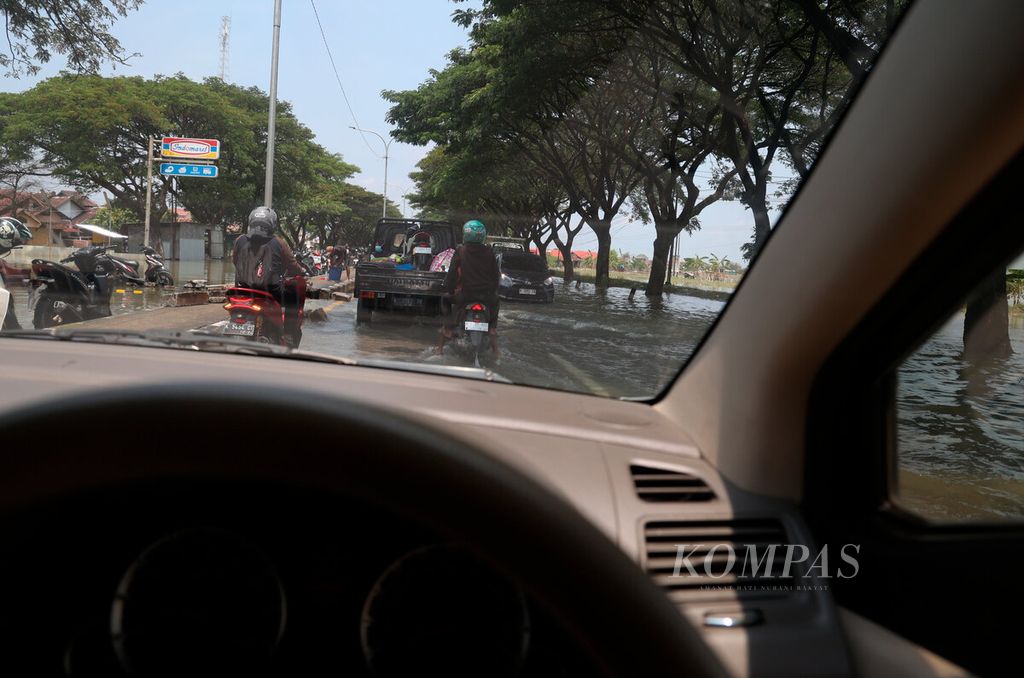 Banjir masih menggenangi sebagian ruas jalan jalur pantura Demak-Kudus dalam beberapa hari ini di Kecamatan Karanganyar, Kabupaten Demak, Jawa Tengah, Minggu (24/3/2024). 
