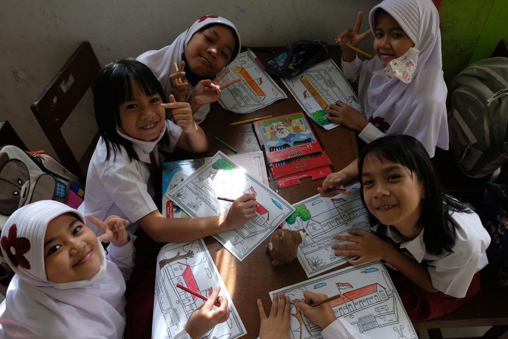 Sejumlah siswi berpose di salah satu kelas di SDN Pondok Cina 1, Depok, Jawa Barat, Senin (12/12/2022). 
