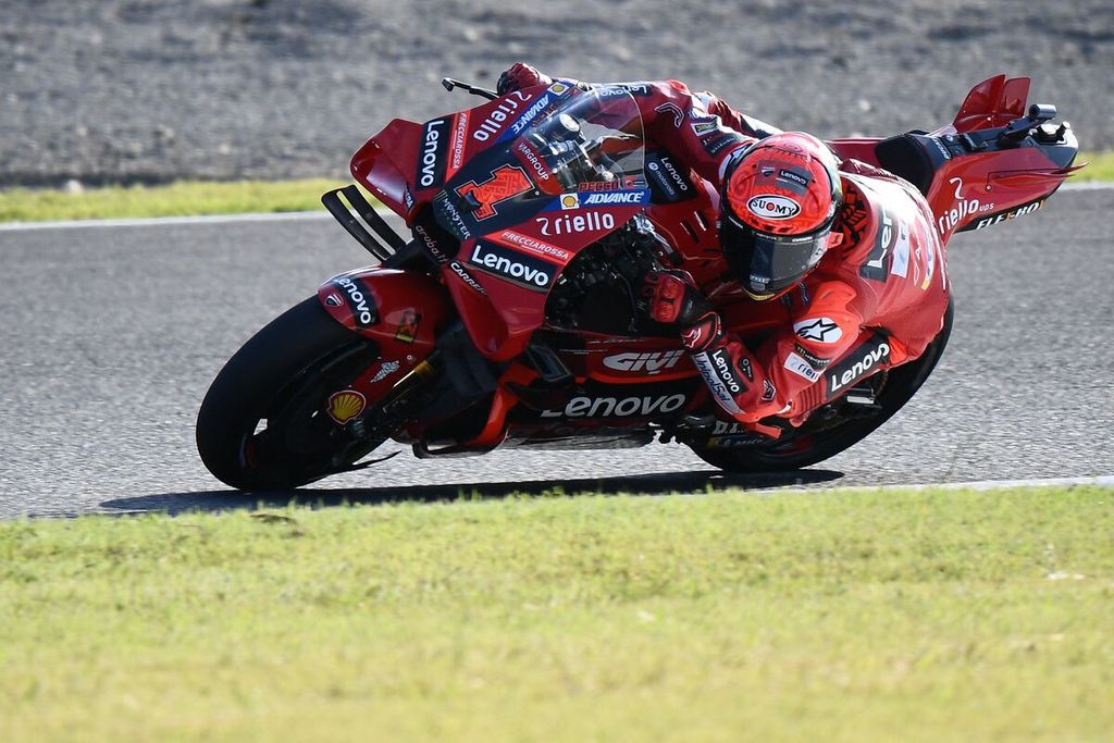 Pebalap Ducati, Francesco Bagnaia, beraksi saat sesi latihan bebas balapan MotoGP seri Jepang di Sirkuit Motegi, Prefektur Tochigi, Jumat (29/9/2023). 
