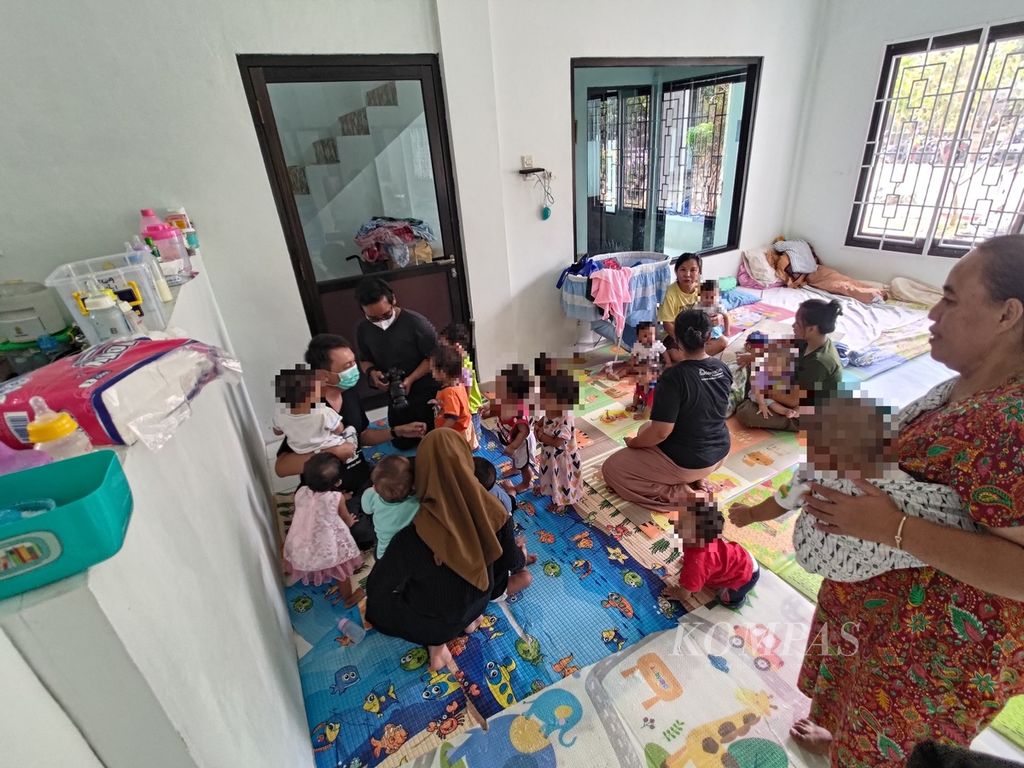Bayi-bayi berkumpul di salah satu ruangan milik Panti Manarul Mabrur, Semarang, Jawa Tengah, Kamis (30/3/2023). Sebagian besar bayi yang diasuh panti ini berasal dari kehamilan di luar nikah. 