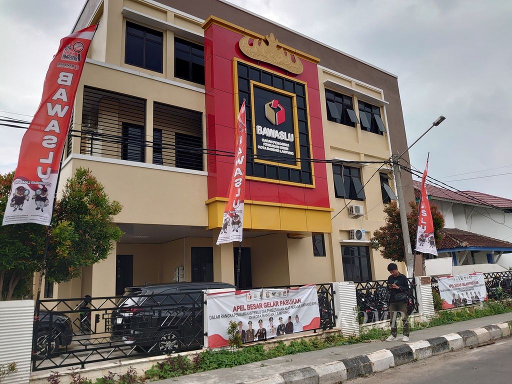 Suasana di Kantor Badan Pengawas Pemilu Kota Bandar Lampung, Kamis (15/2/2024). Bawaslu Bandar Lampung tengah menyelidiki kasus dugaan pelanggaran pemilu dalam kasus temuan ratusan surat suara yang sudah tercoblos. 